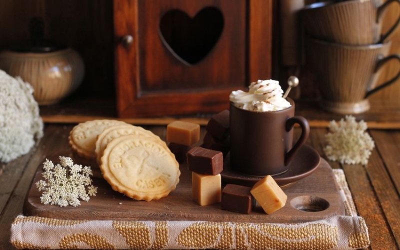 Красивые пирожные и кофе