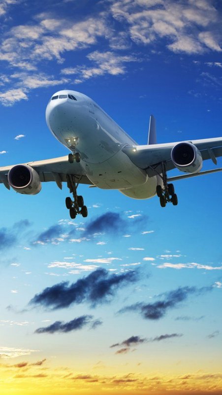 Пассажирский самолет в небе