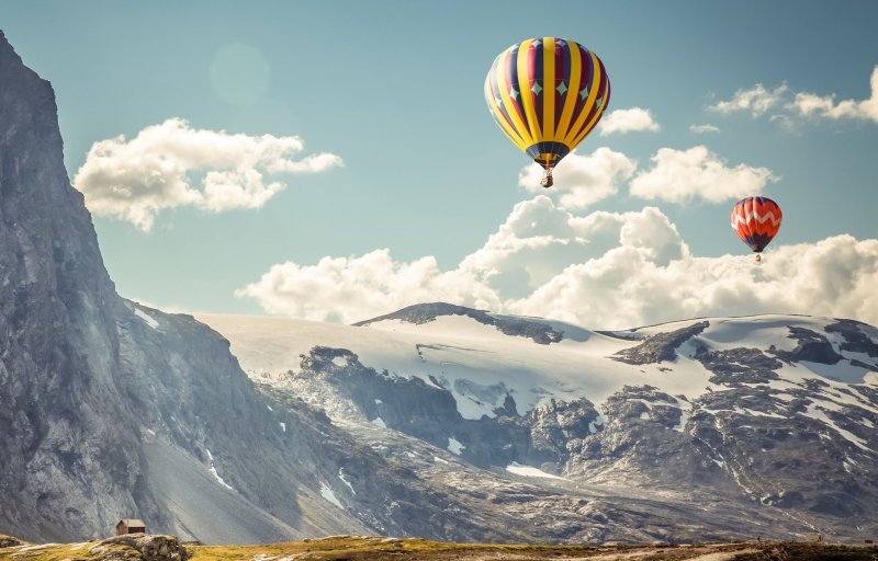 Воздушный шар над горами