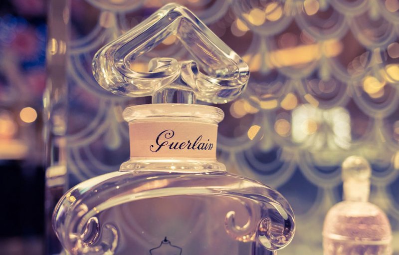 Духи в красивом флаконе