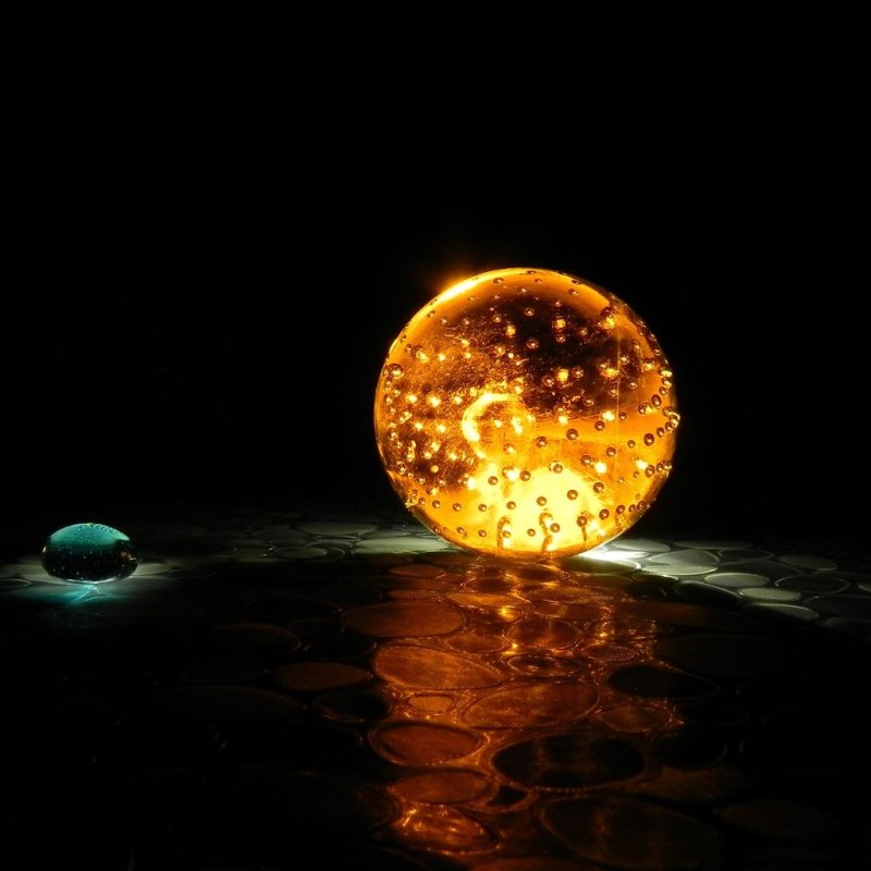 Светящийся золотой шар