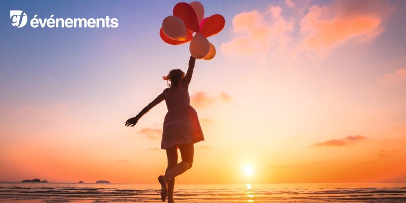 Девочка с шариком на закате