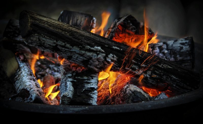 Горящие поленья