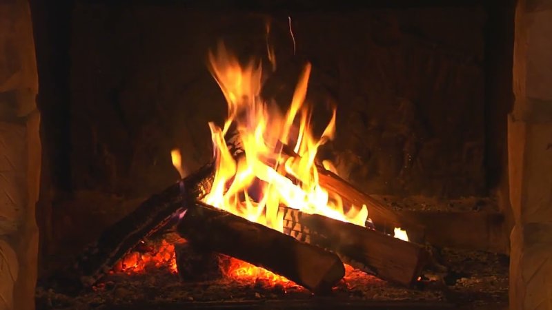Огонь горит в камине