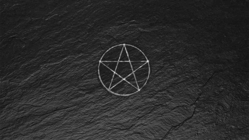 Пентаграмма на черном фоне