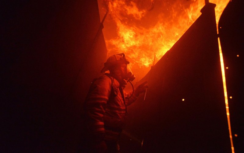 Пожарный на фоне огня
