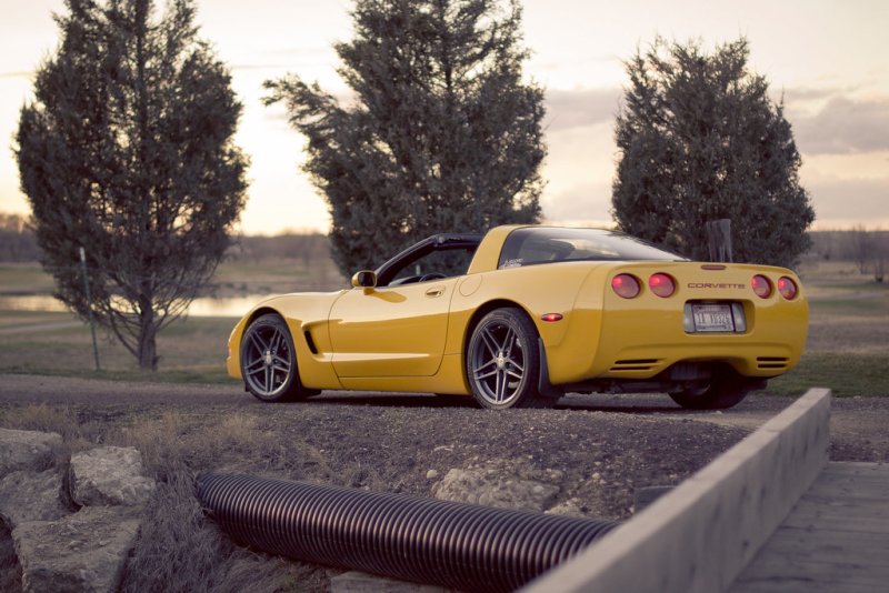 Chevrolet Corvette c6 чёрно-желтый