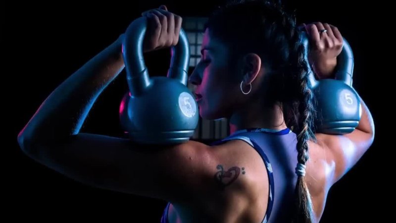 Девушка с гантелями