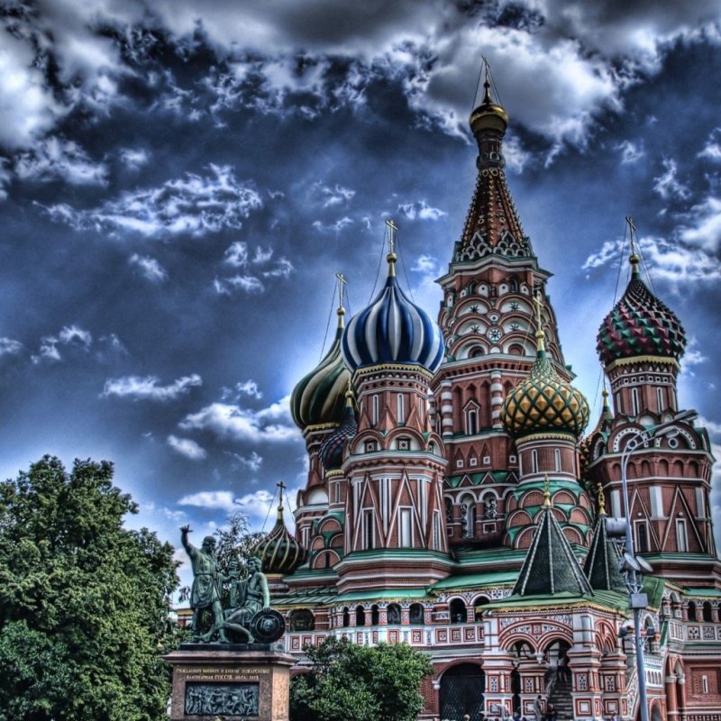 На фоне собора Василия Блаженного