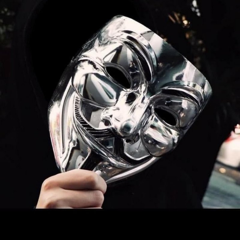 Человек в маске