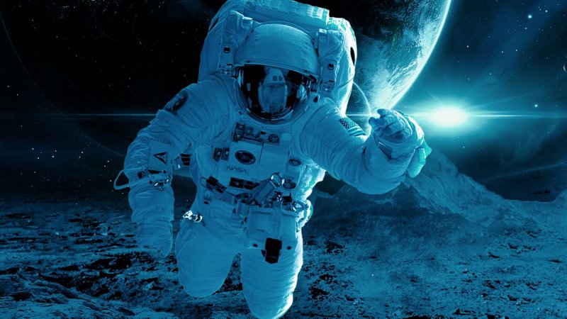 Скафандр в космосе