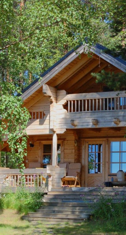 Деревянный дом на природе