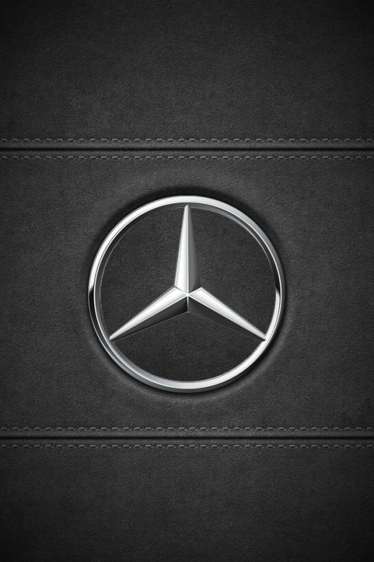Знак Мерседес на черном фоне