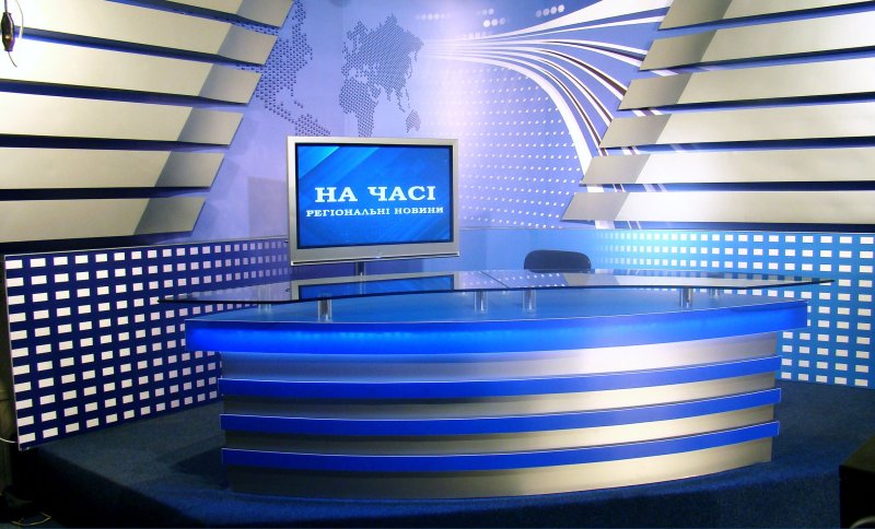 Стол для студии новостей