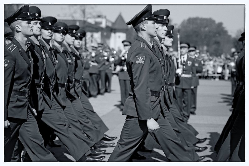 Солдат гуляет по городу