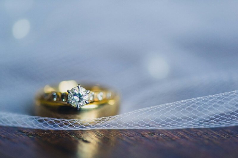 Ювелирные украшения на красивом фоне