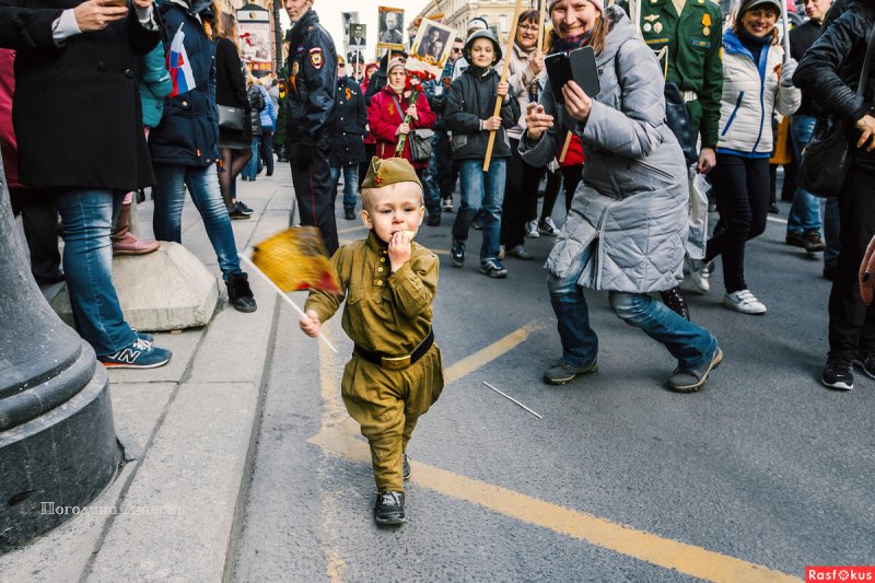 Идёт солдат по городу по незнакомой улице
