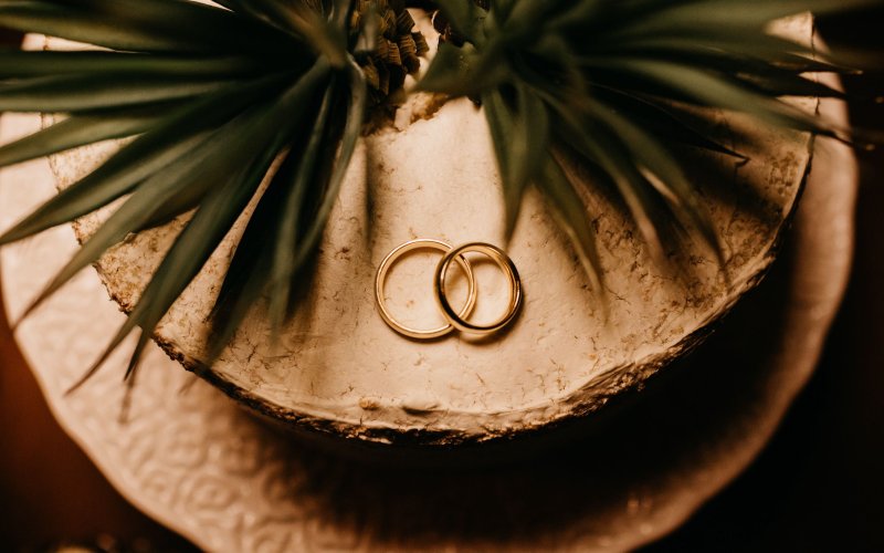 Обручальные кольца на столе