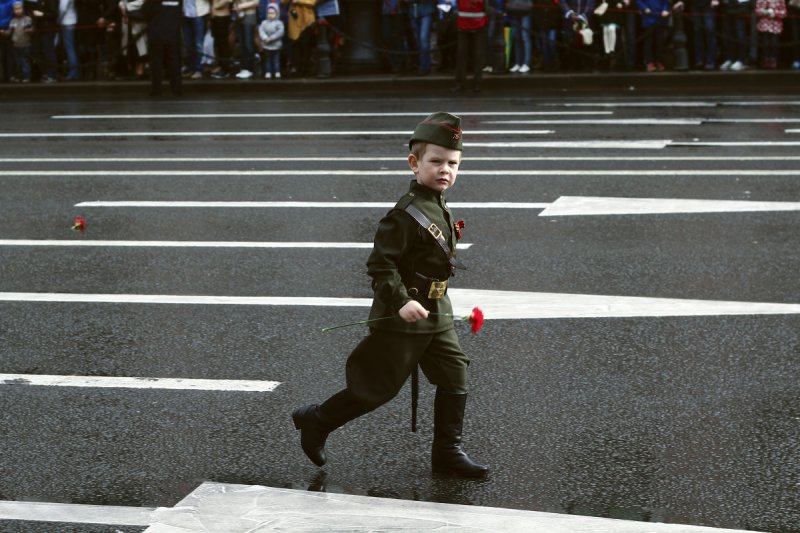 Идёт солдат по городу