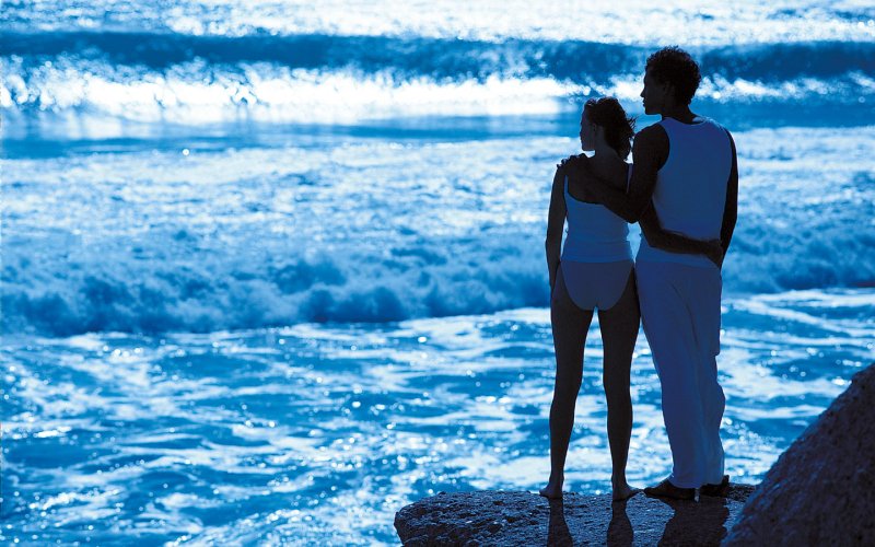 Влюбленные пары на море