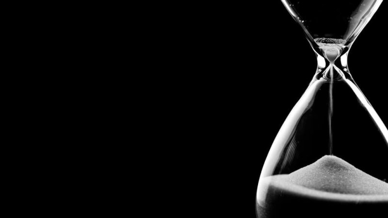 Песочные часы на темном фоне