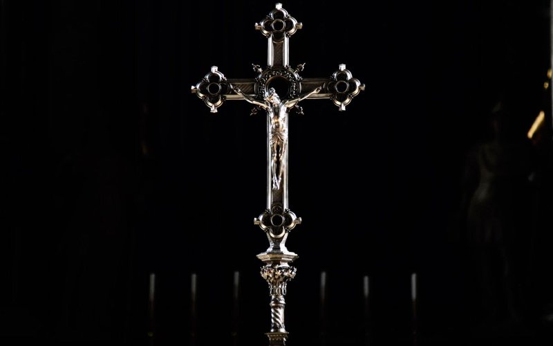 Крест на темном фоне