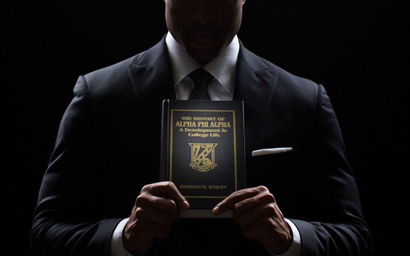 Бизнесмен на черном фоне