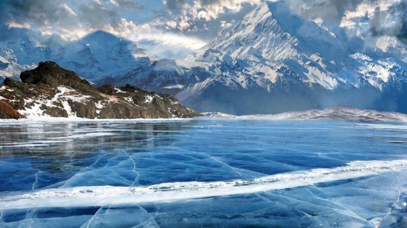 Замерзшее озеро в горах