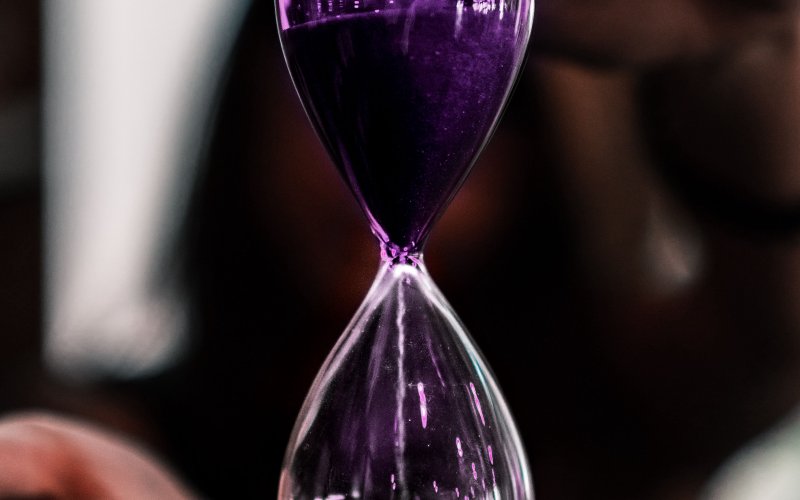 Фиолетовые песочные часы