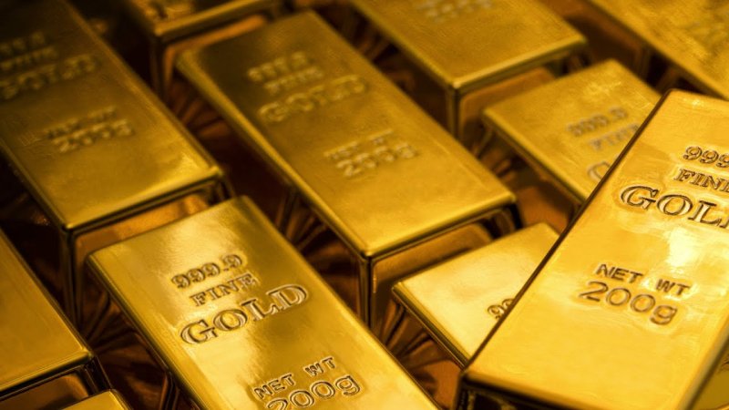 Золотые слитки на столе