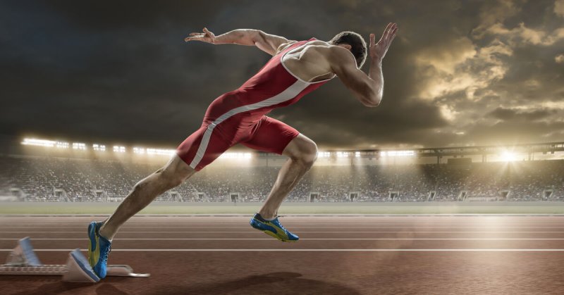 Спортсмен в прыжке