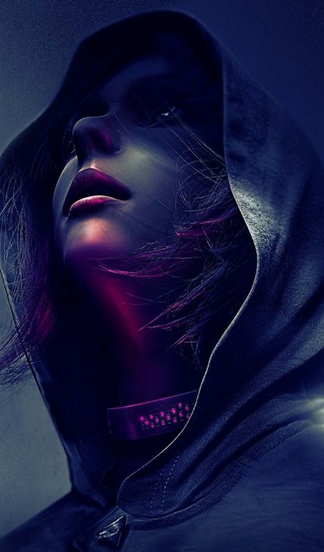 Девушка в капюшоне