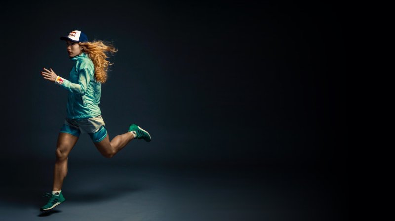 Девушка бежит