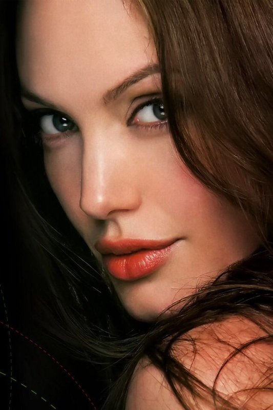 Анджелина Джоли анфас