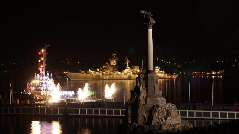 Памятники Севастополя ночью