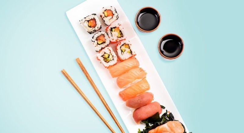 Роллы на черном фоне