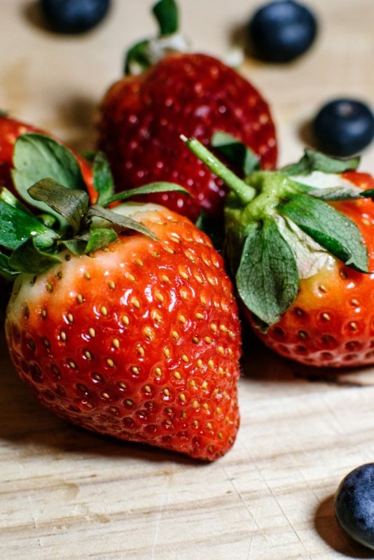 Заставка на телефон клубника