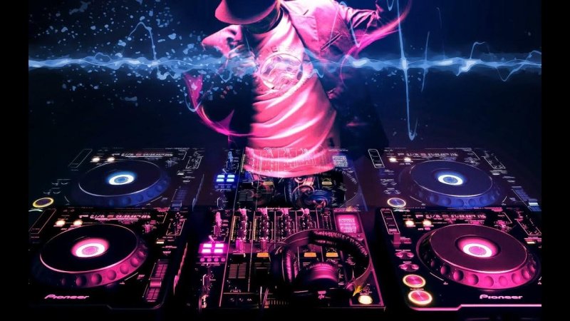 Диджей за пультом