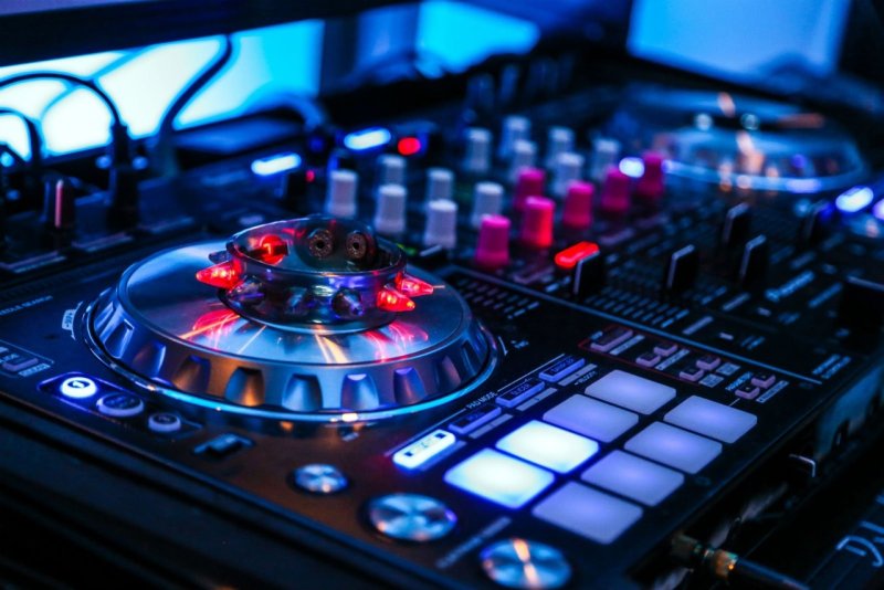 Диджейский пульт