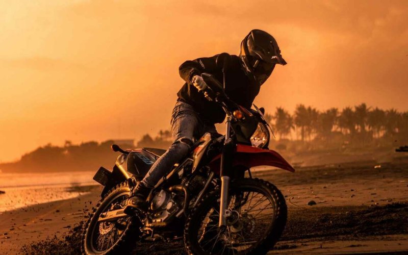 Красивый мотоциклист