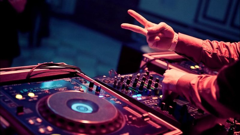 DJ за пультом