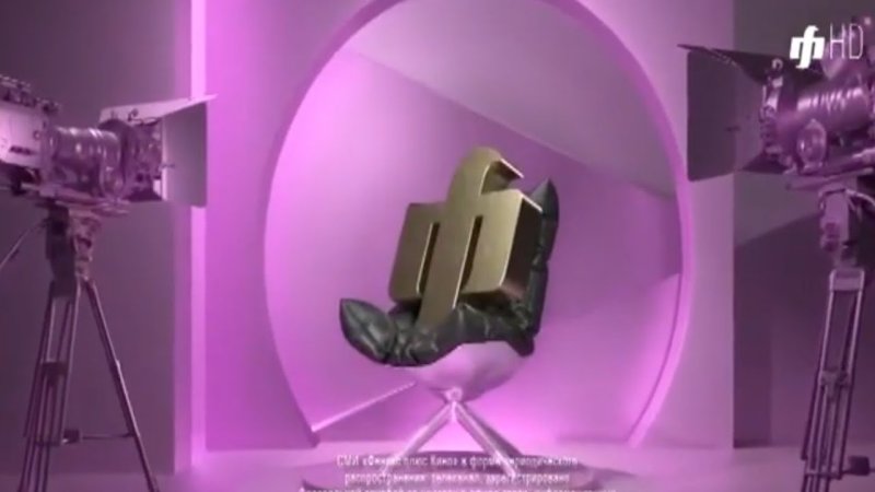 Представляет фильм