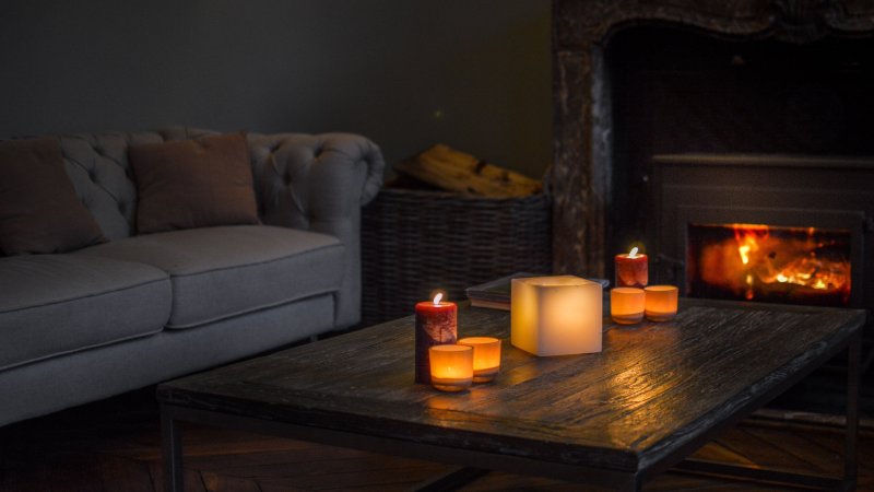 Темная комната с камином