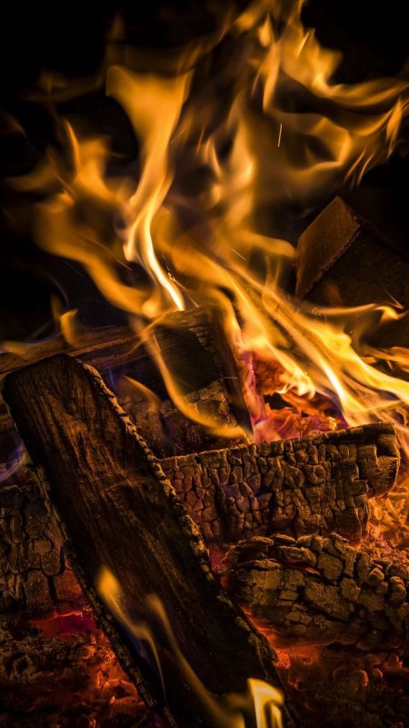Огонь в камине вертикальный