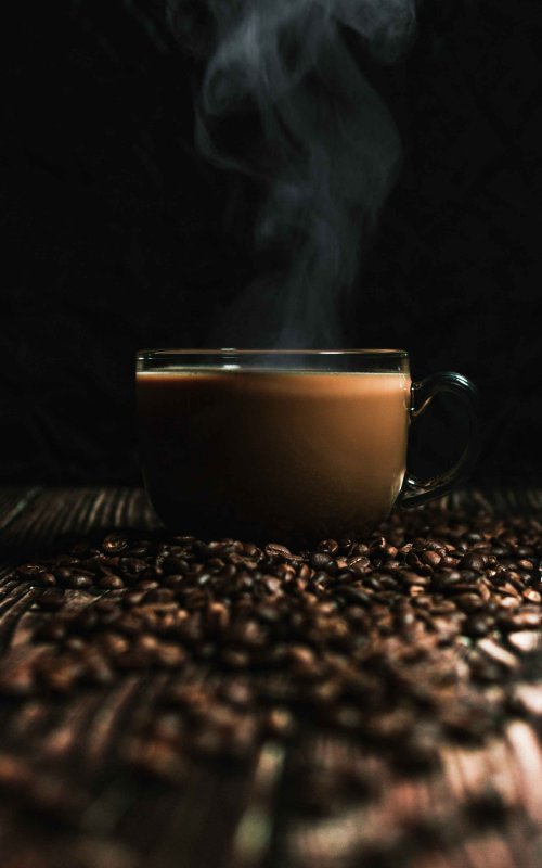 Чашка кофе на столе