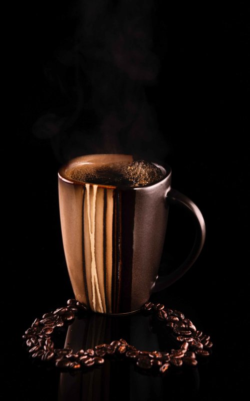 Кофейные зерна на черном фоне