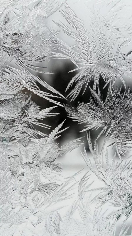 Морозные узоры на стекле