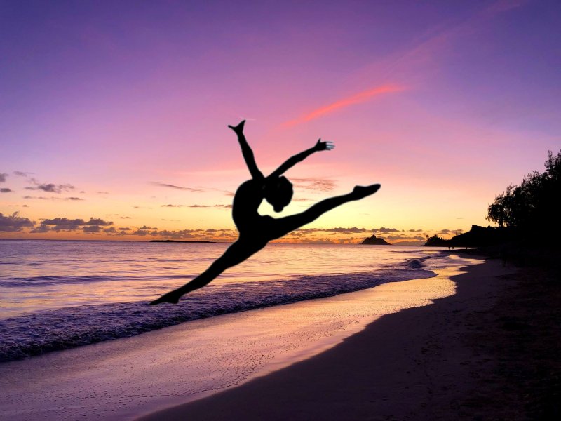 Гимнастка на закате