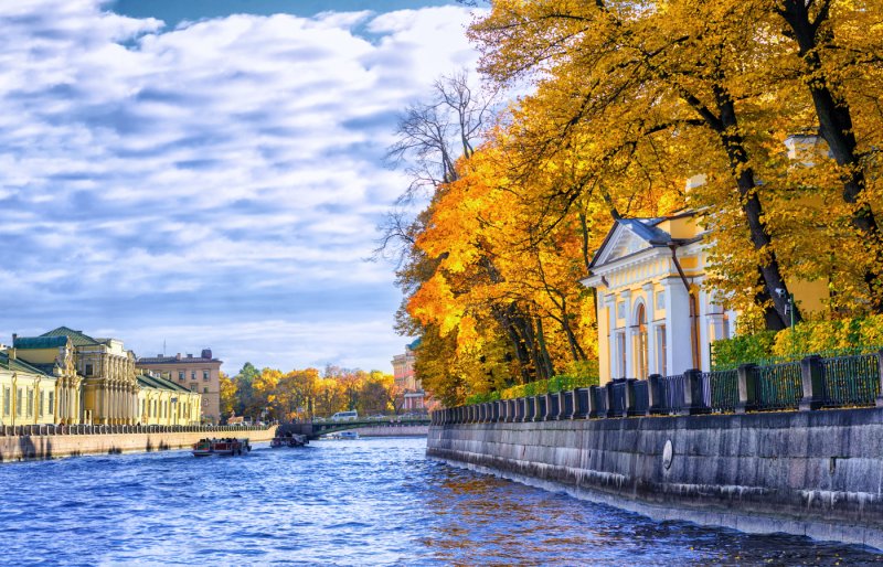 Набережная Невы в Санкт-Петербурге осень