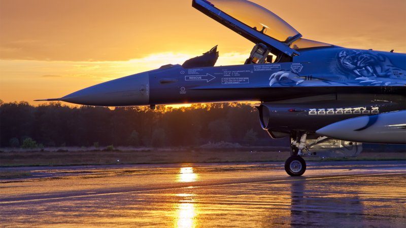 General Dynamics f-16